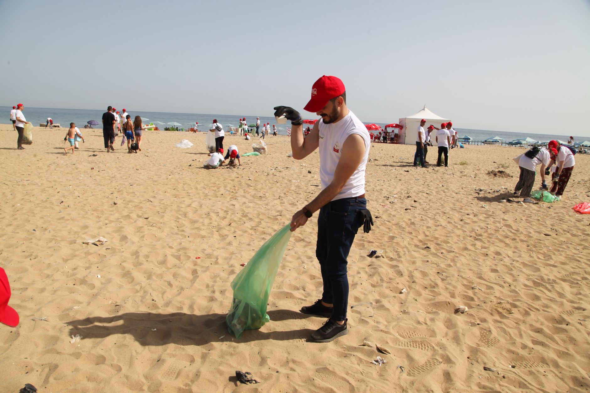 Famille sur une plage algérienne avec AMP - Agence Maritime du Promotion