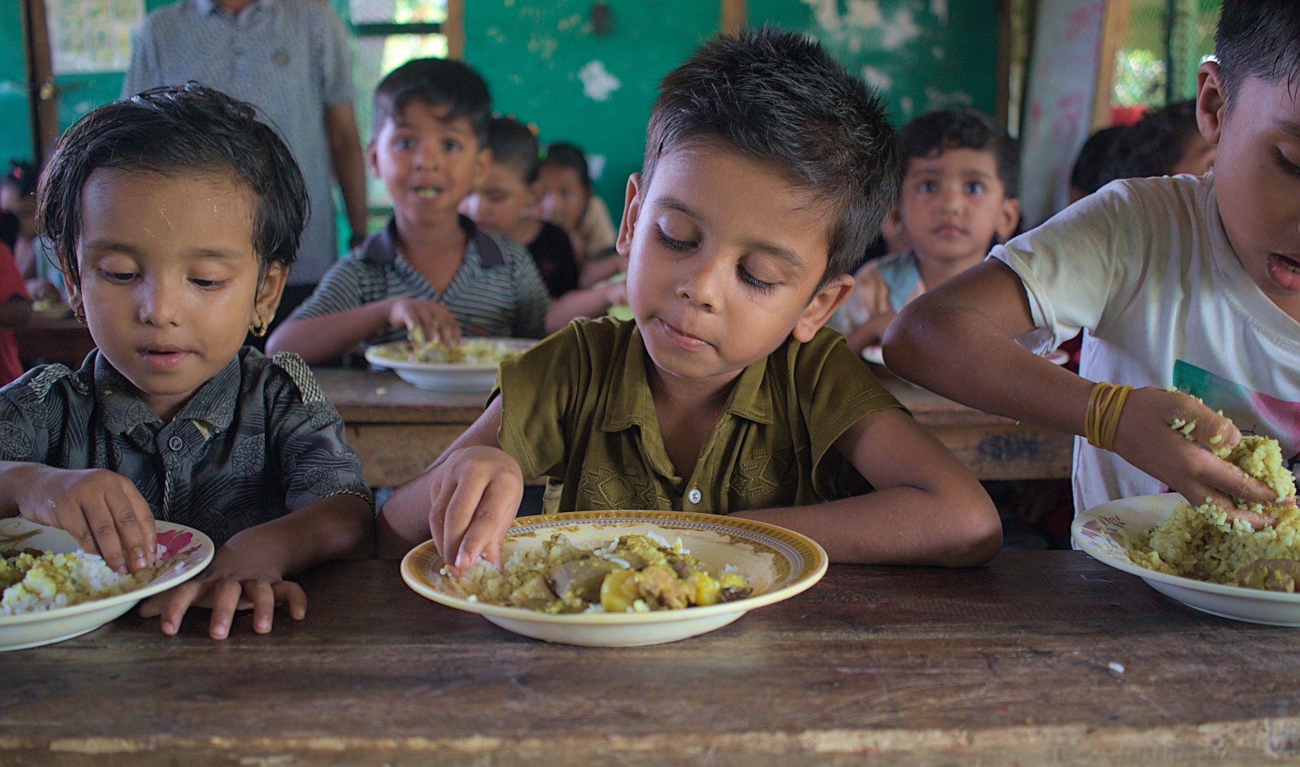 Enfants maghrébins apprenant l'importance de l'éducation alimentaire