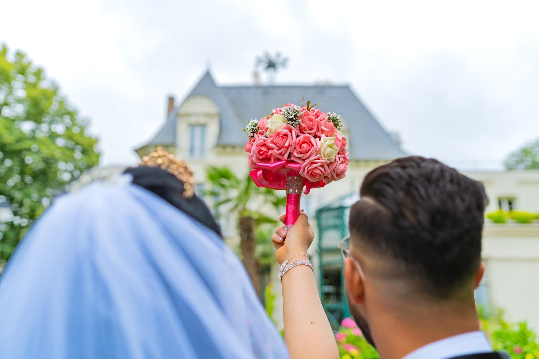 Célébration d’un mariage traditionnel africain par un couple français à Paris : un événement mémorable pour la communauté maghrébine de la diaspora