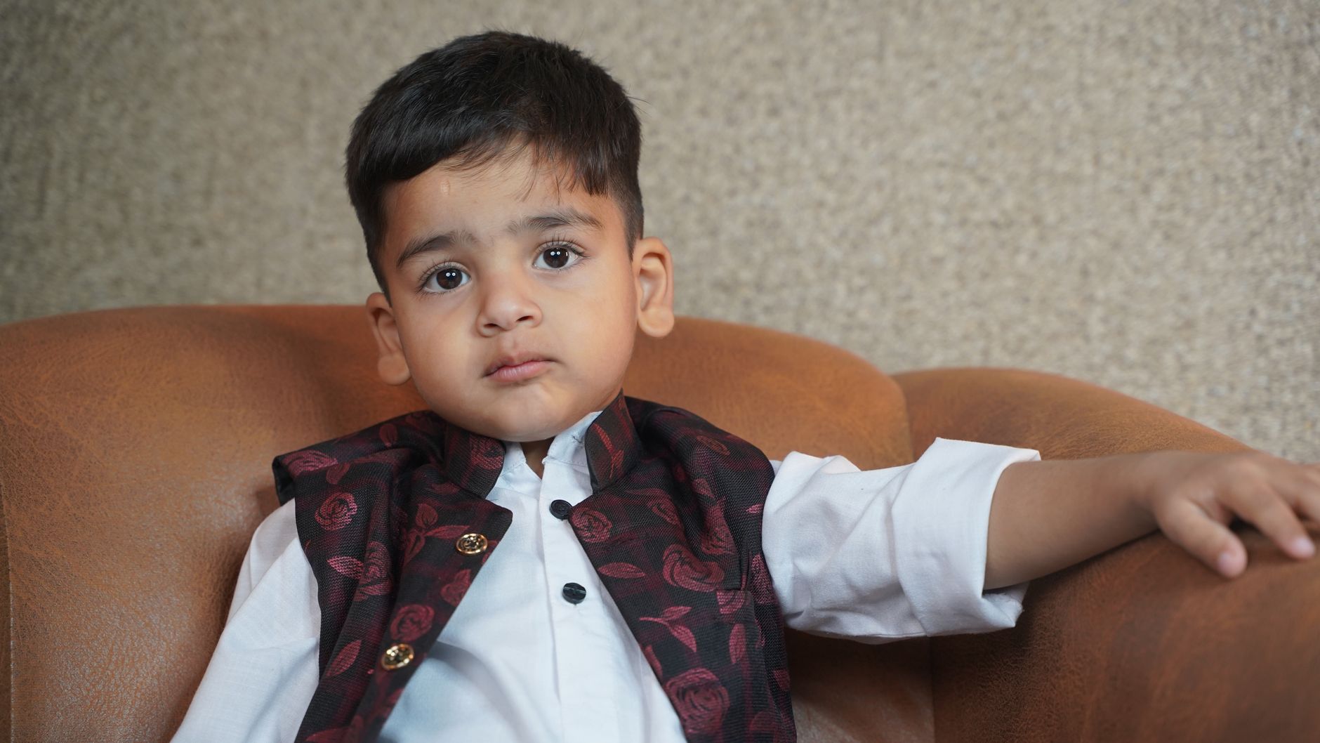 Enfants portant des vêtements Amiri à la mode audacieuse et moderne