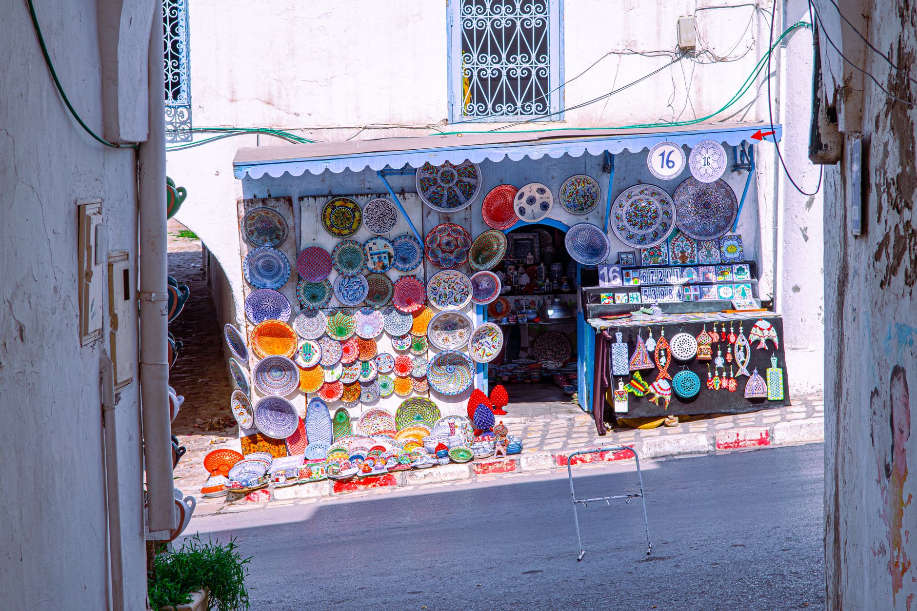 Taoufik Behi créateur art tunisien avec ses œuvres d'art