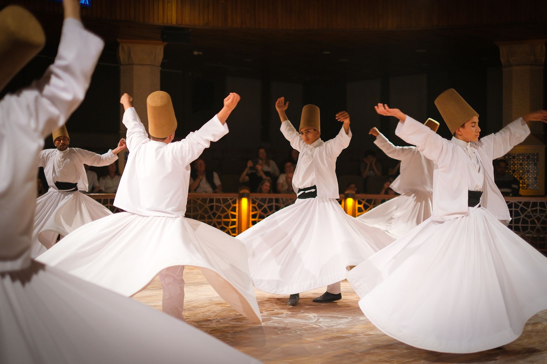 Participants du Festival de Fes de la culture soufie dansant en cercle en Tunisie