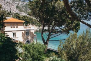 Carole Bouquet et la Perle noire de la Méditerranée : la villa où elle passe tous les étés