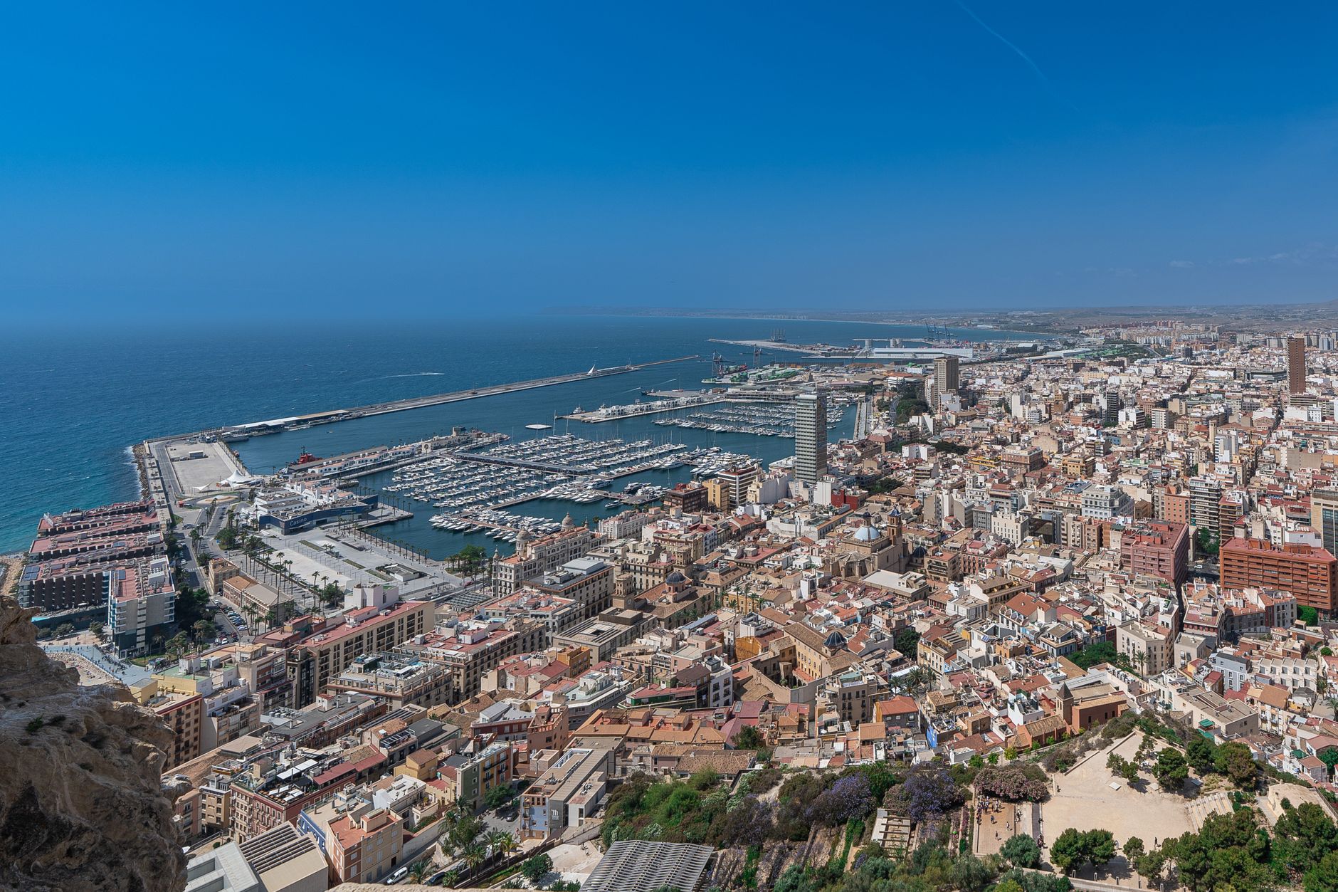 Consulat général d'Algérie à Alicante, transfert vers le port, communauté maghrébine en Espagne