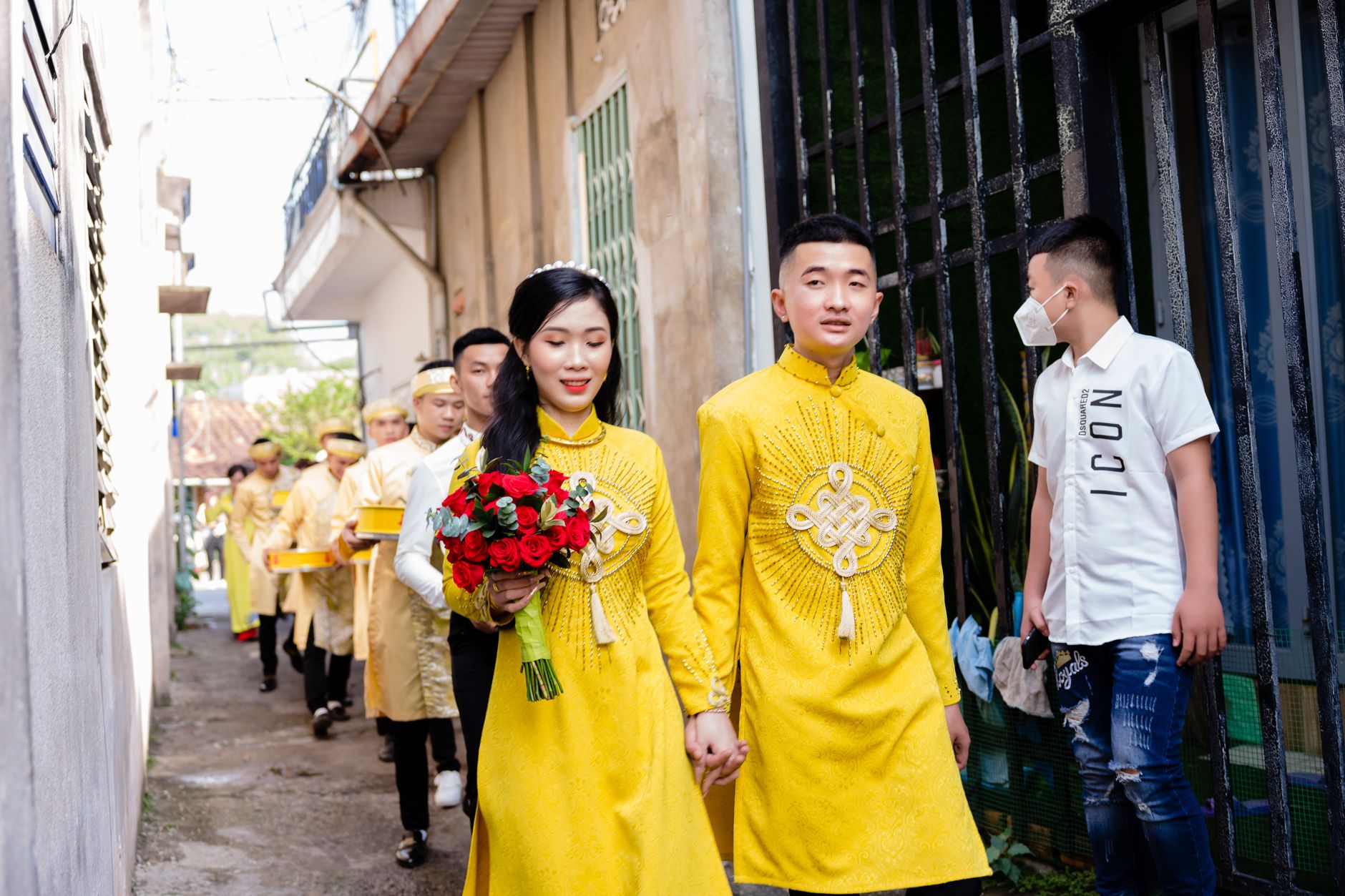 Couple indien et vietnamien en mariage, regardant vers la caméra
