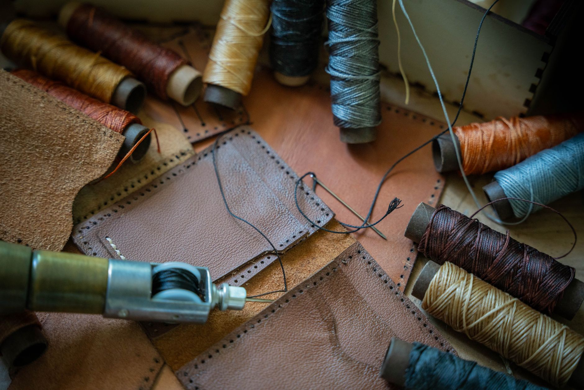 Artisan marocain dans son atelier en France préparant des objets traditionnels marocains