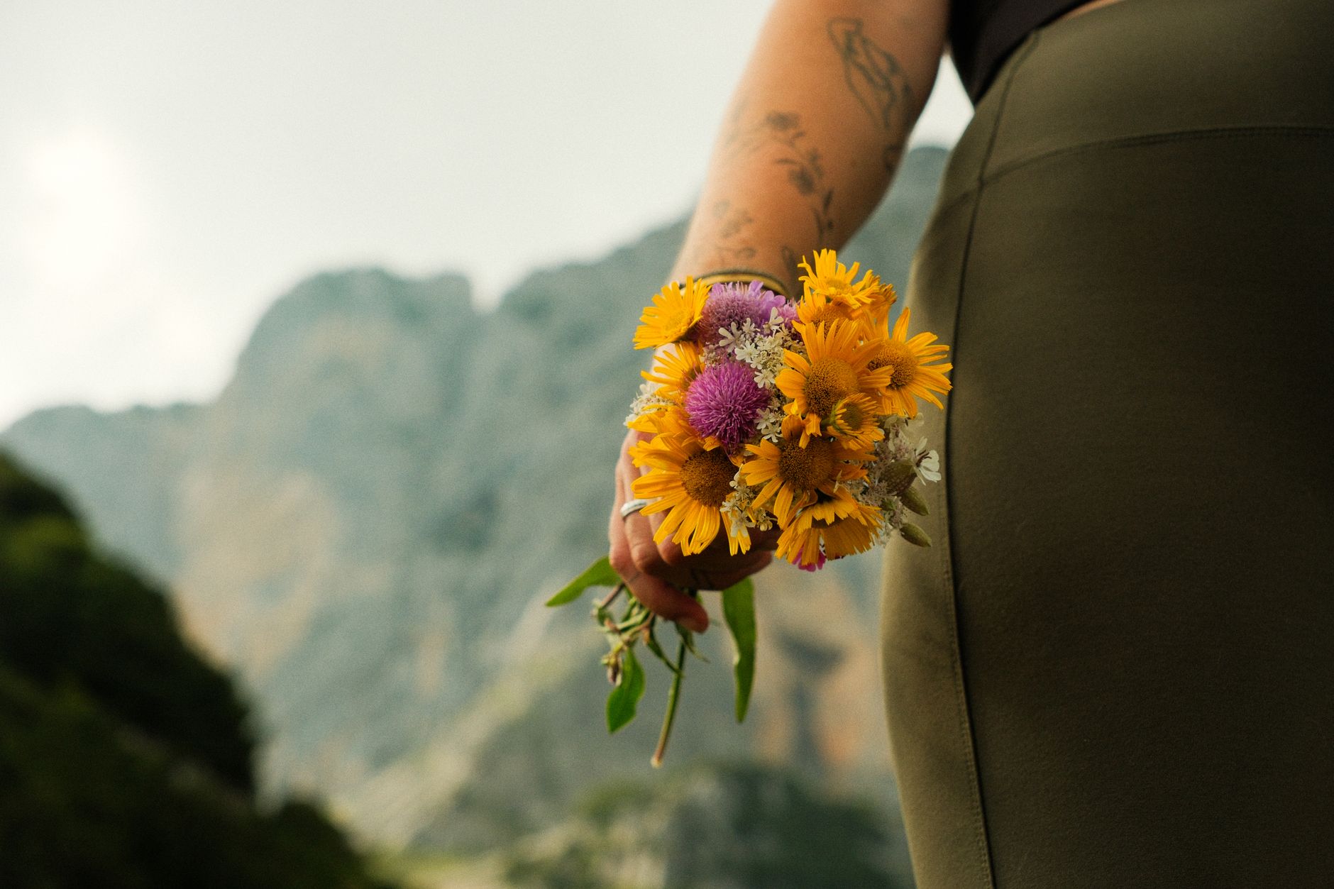Femme amazigh tatouée dans des motifs traditionnels en montagne maghrébine