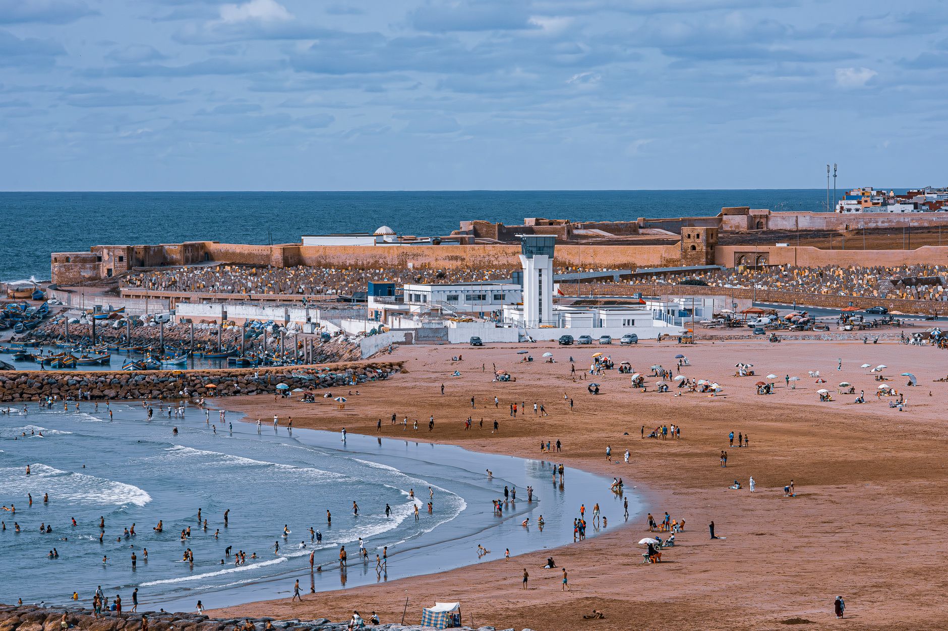 Maghrébins explorant les plages de sable fin de l'Algérie avec le visa à l'arrivée