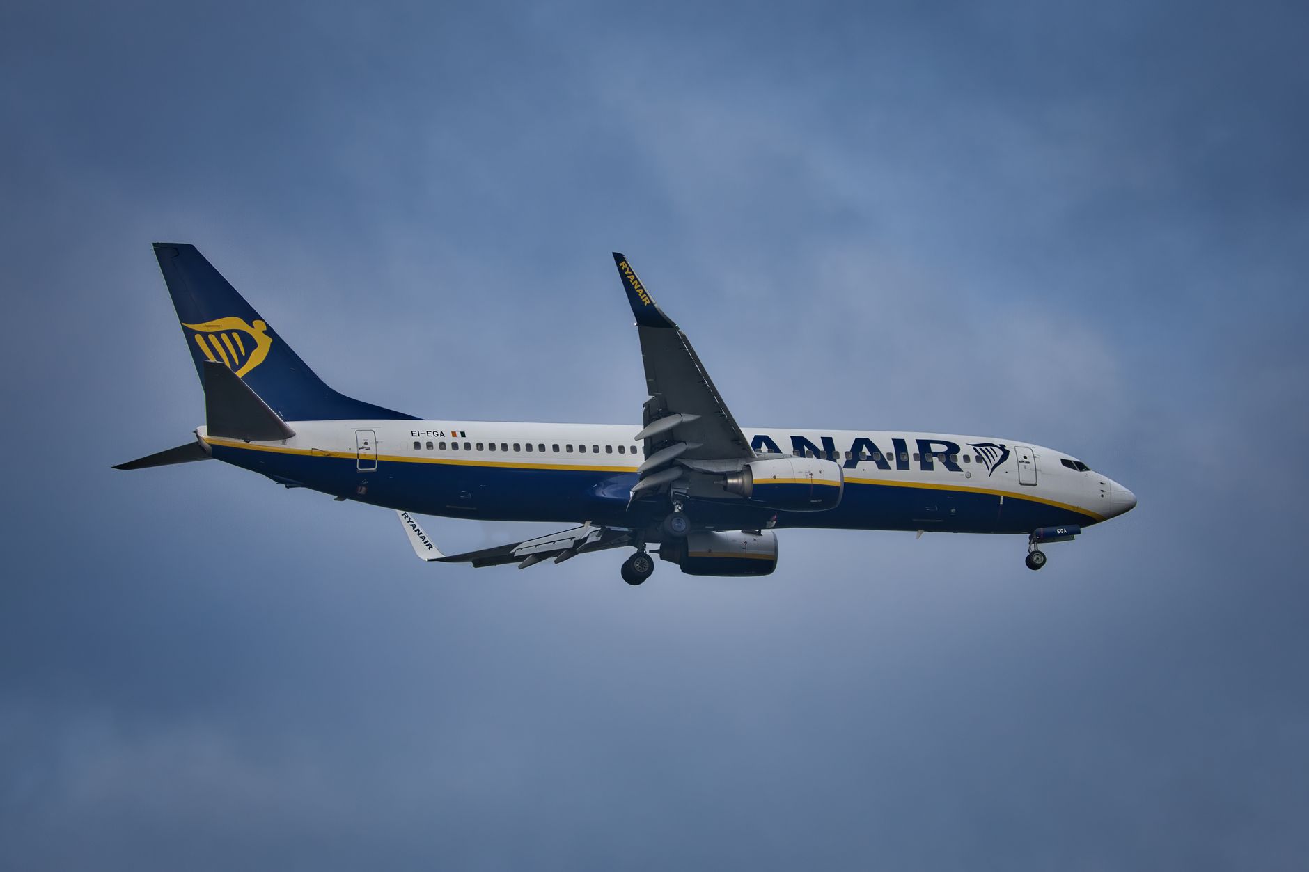 Ryanair Boeing 737 survolant Marrakech avec montagne en arrière-plan