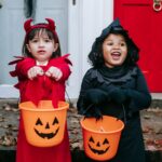 Enfants à la chasse aux bonbons dans le village français de Campuac : une tradition multiculturelle à ne pas manquer