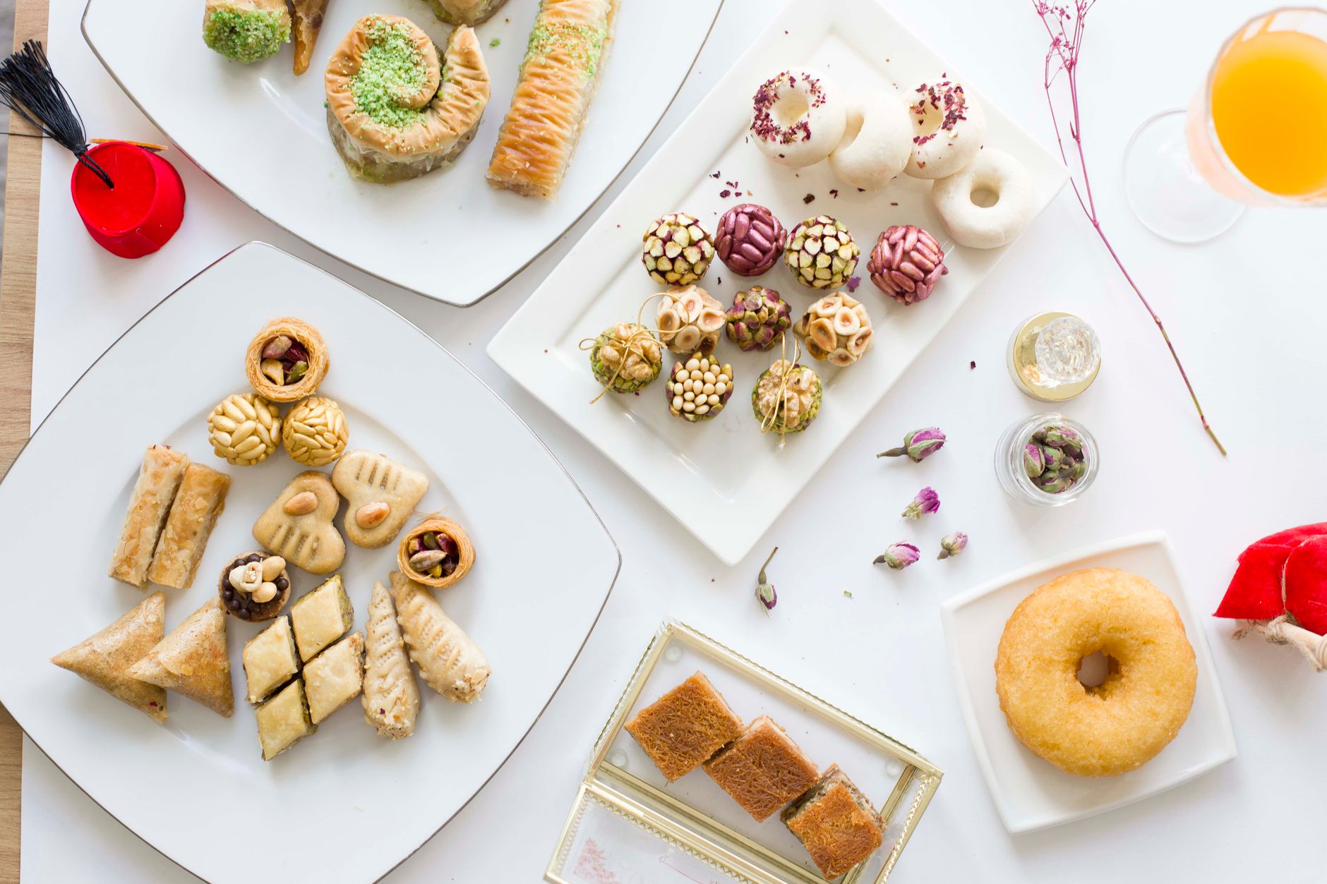 Reda Mercotte en train de préparer des pâtisseries algériennes dans son nouveau programme
