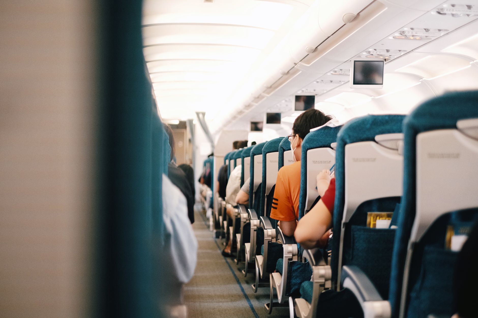 Voyageurs maghrébins embarquant sur un avion Air Algérie vers Timimoun