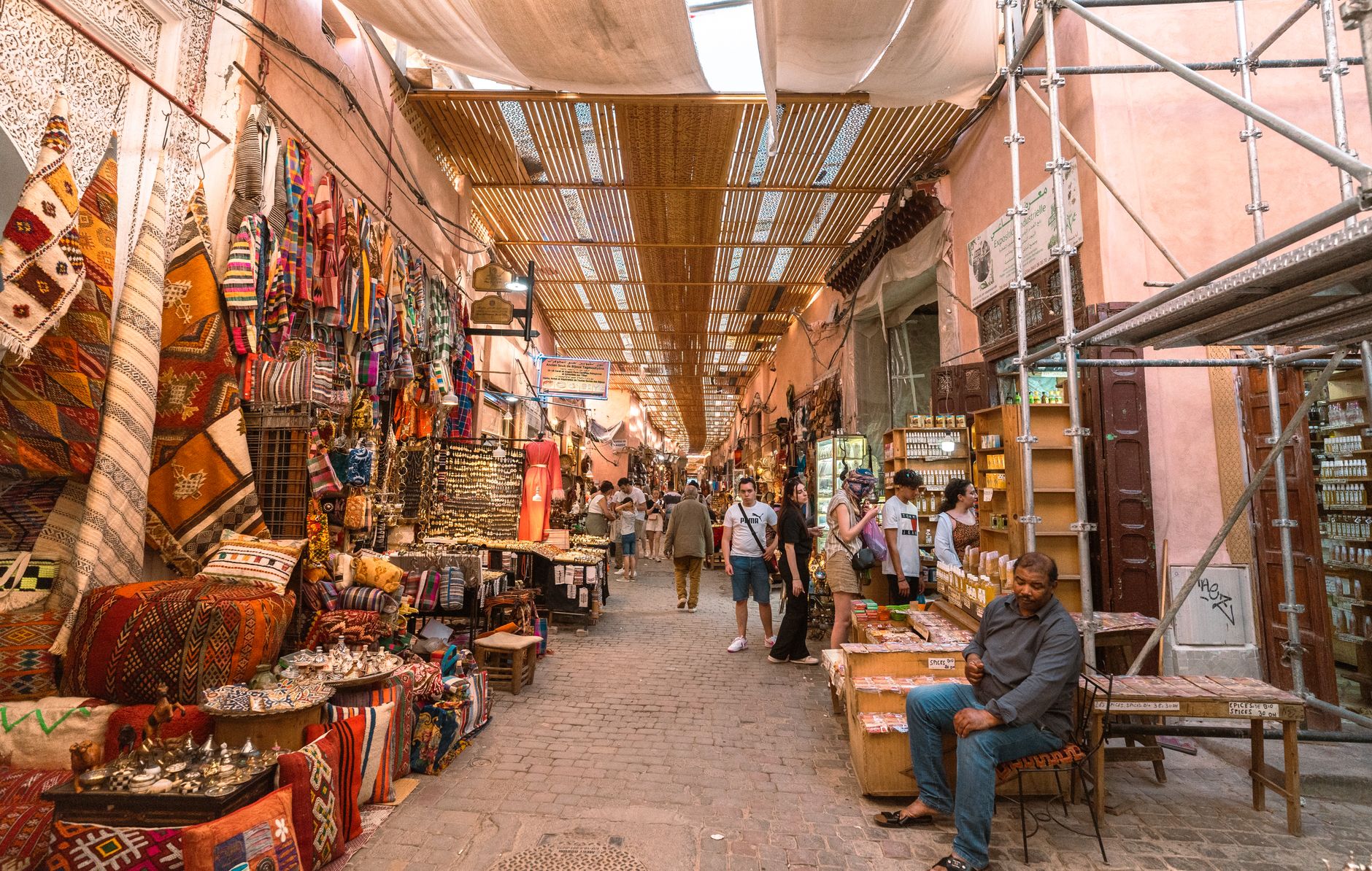 Famille marocaine visitant les souks de Fès