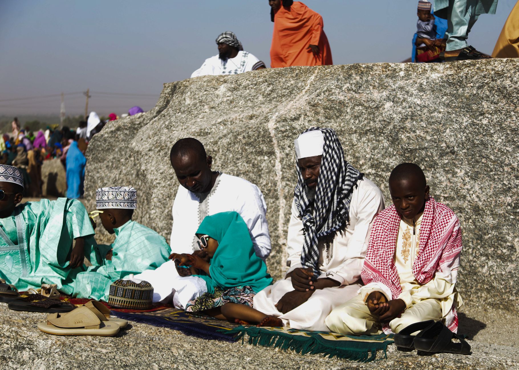 Famille maghrébine en prière à l'Aïd-al-Adha avec des mesures de sécurité sanitaire