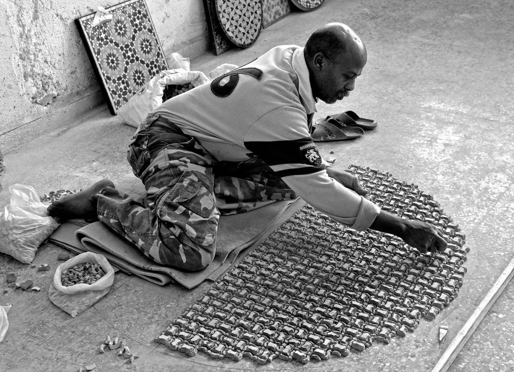 Vieille femme marocaine en train de tissé des tissus traditionnels à Nantes, Bretagne française